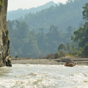 Překvapivá peřej ve velice ostrém zákrutu. Za pozornost stojí geologické složení skalní stěny vlevo.