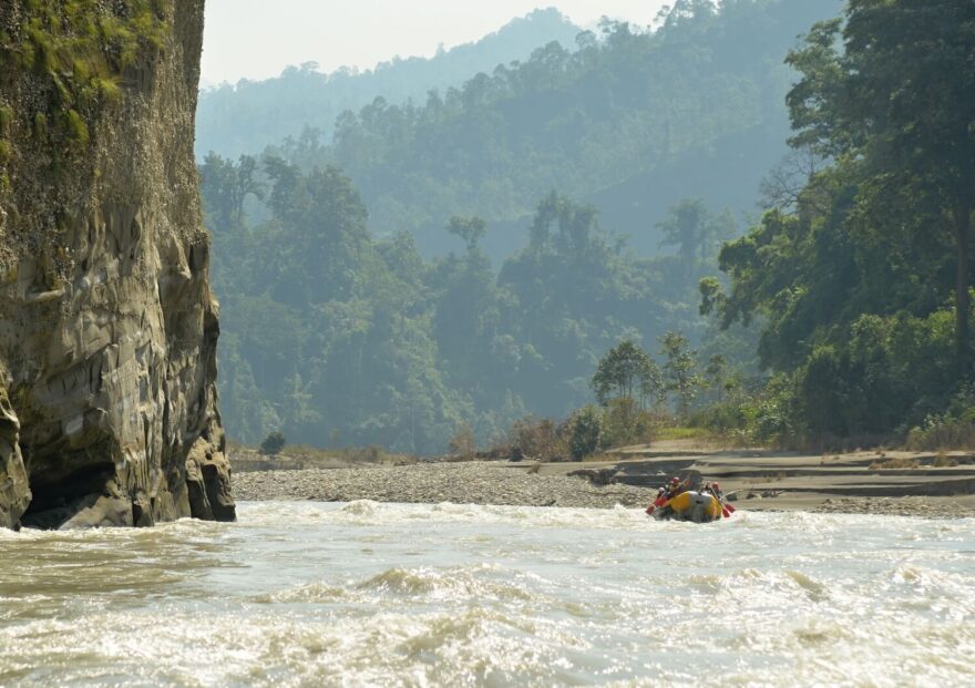 Překvapivá peřej ve velice ostrém zákrutu. Za pozornost stojí geologické složení skalní stěny vlevo.