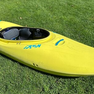 Celkový pohled na kajak Prijon Rizz od přídě.