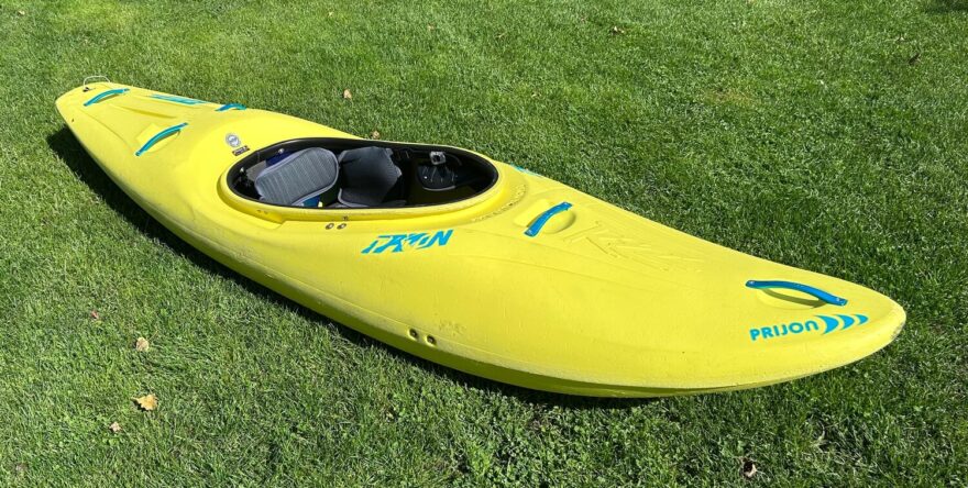 Celkový pohled na kajak Prijon Rizz od přídě.