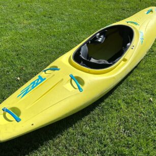 Celkový pohled na kajak Prijon Rizz od zádě.