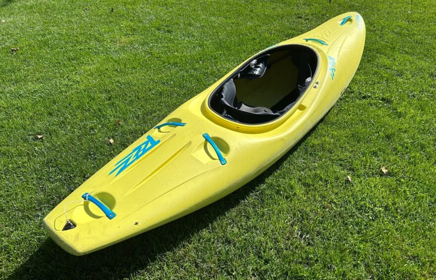 Celkový pohled na kajak Prijon Rizz od zádě.