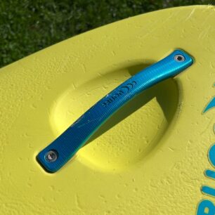 Madla jsou kovová a je pod nimi dost místa i na větší ruce.