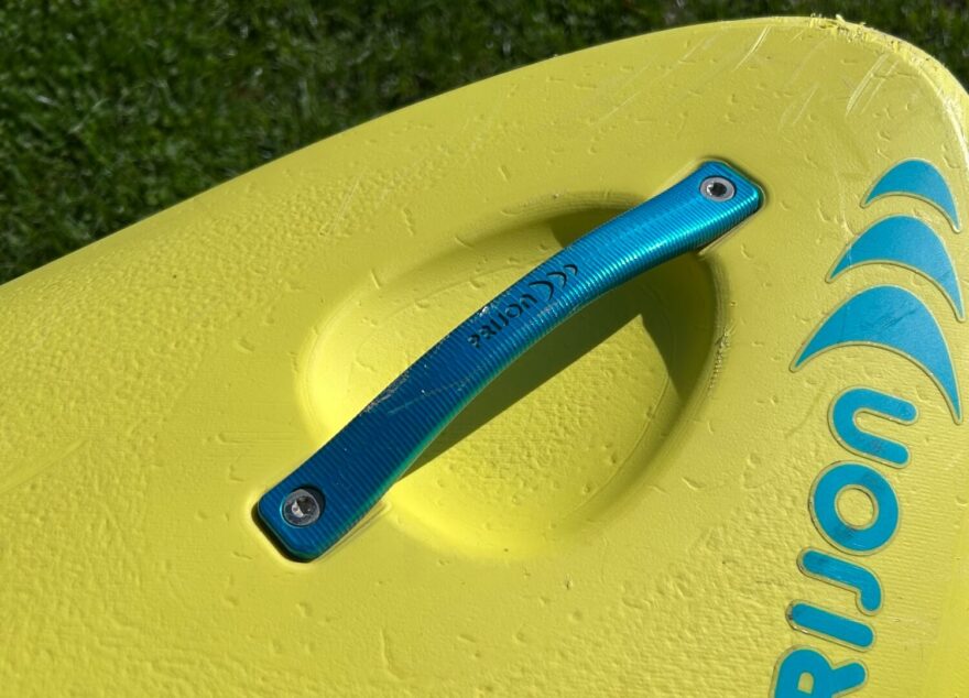 Madla jsou kovová a je pod nimi dost místa i na větší ruce.