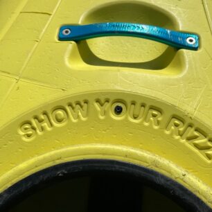 Před límcem je tento nápis, který volném překladu znamená "Ukaž svoje charisma".