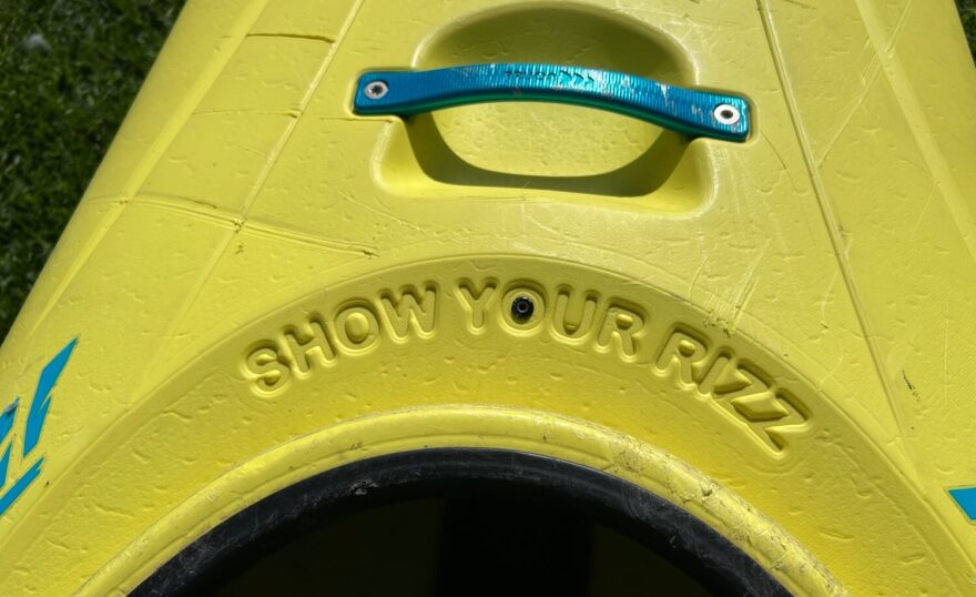 Před límcem je tento nápis, který volném překladu znamená "Ukaž svoje charisma".