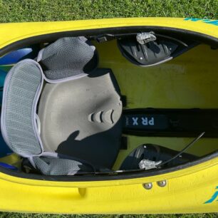 Pěnovou sedačku je možné mít ve dvou výškách a snad ji vyměnit.