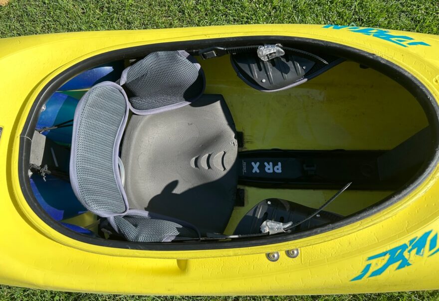 Pěnovou sedačku je možné mít ve dvou výškách a snad ji vyměnit.