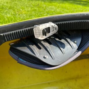 Detail stehenních opěrek. Zádová opěrka se klasicky dotahuje ráčnou.