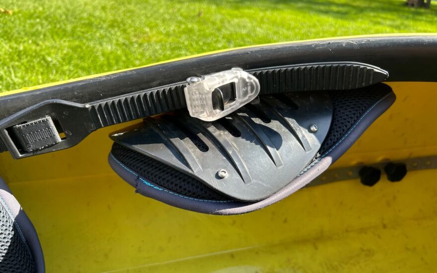 Detail stehenních opěrek. Zádová opěrka se klasicky dotahuje ráčnou.