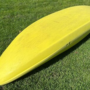 Celkový pohled na dno kajaku Prijon Rizz od přídě.