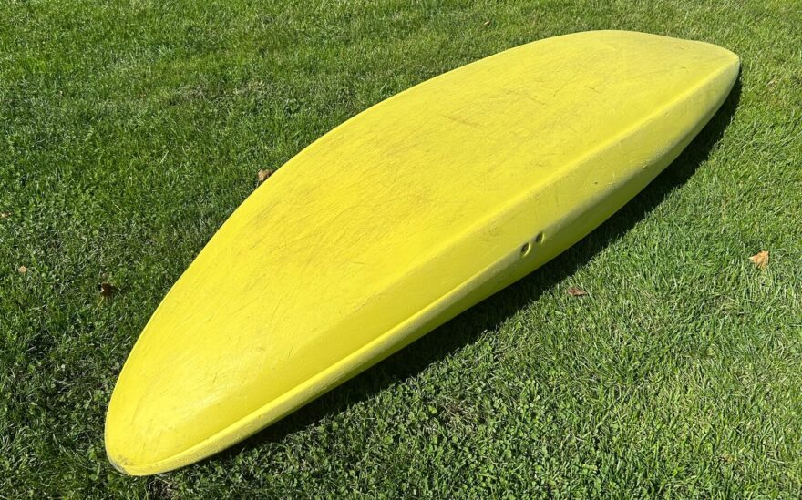 Celkový pohled na dno kajaku Prijon Rizz od přídě.