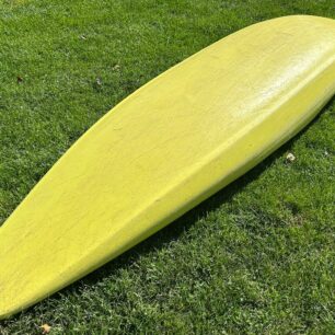 Celkový pohled na dno kajaku Prijon Rizz od zádě.