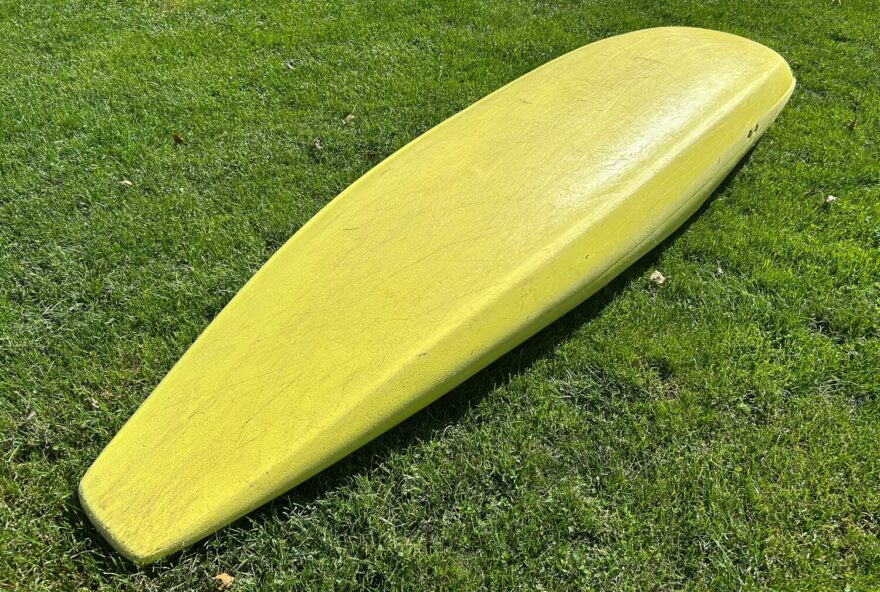 Celkový pohled na dno kajaku Prijon Rizz od zádě.