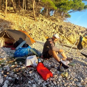 Druhý kemp i s koupáním v malé zátoce na ostrově Pag - Furnje - RAB 2025.