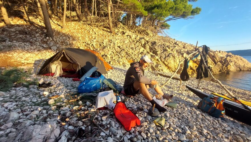 Druhý kemp i s koupáním v malé zátoce na ostrově Pag - Furnje - RAB 2025.