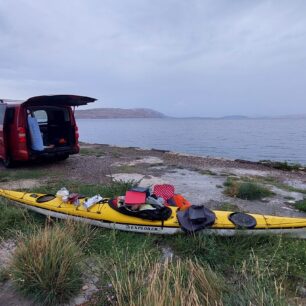 Nástupní místo na moře ve vesničce Stinica. V dálce už ostrov Rab.