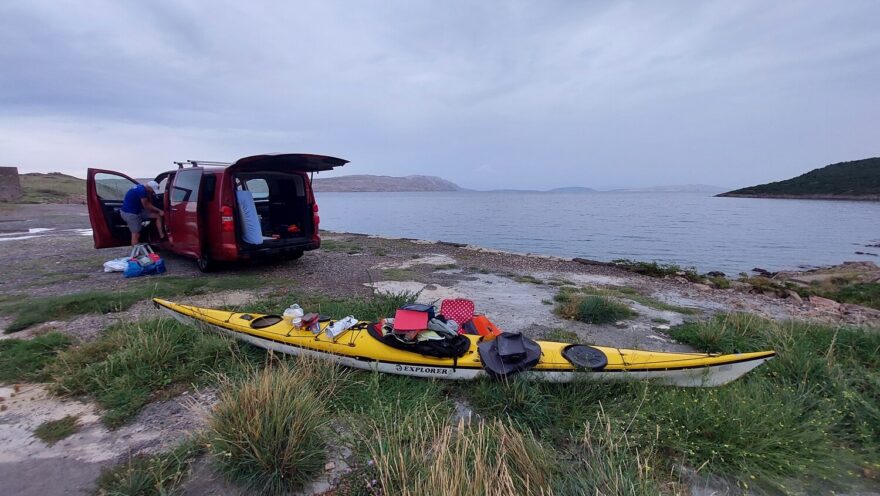Nástupní místo na moře ve vesničce Stinica. V dálce už ostrov Rab.