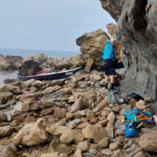 Oběd pod převisem kvůli dešti a větru - RAB 2025.