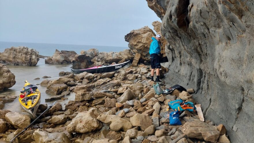 Oběd pod převisem kvůli dešti a větru - RAB 2025.