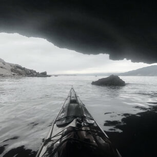 Schovka před deštěm první den expedice RAB 2025.