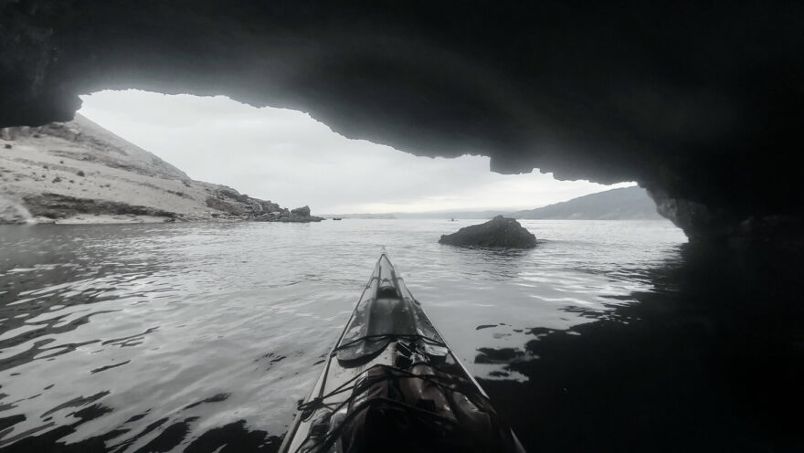 Schovka před deštěm první den expedice RAB 2025.