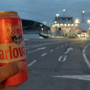 Večerní příjezd do přístavu Stinica a povinné Karlovačko - RAB 2025.