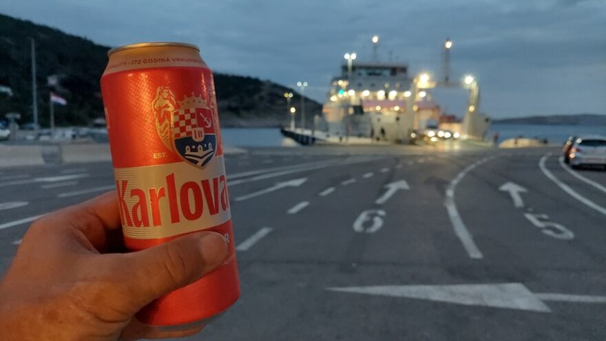 Večerní příjezd do přístavu Stinica a povinné Karlovačko - RAB 2025.