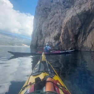 Strmé stěny přímo z moře na západní straně ostrova Rab.
