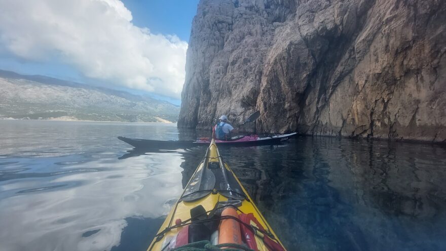 Strmé stěny přímo z moře na západní straně ostrova Rab.