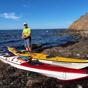 Přistání a svačinka pod hradem Hammershus.