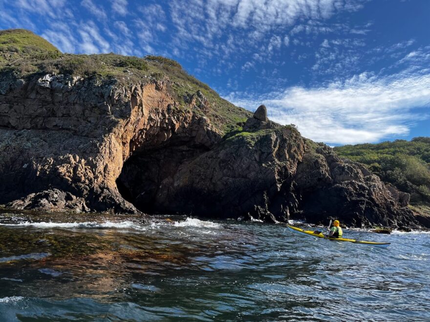 Jeskyně přímo pod hradem Hammershus.