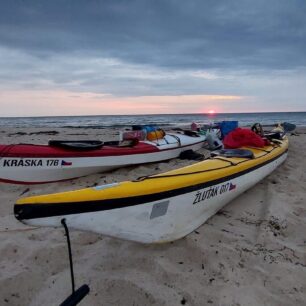 První noc na ostrově. Tady budeme čekat další dva dny na lepší podmínky.