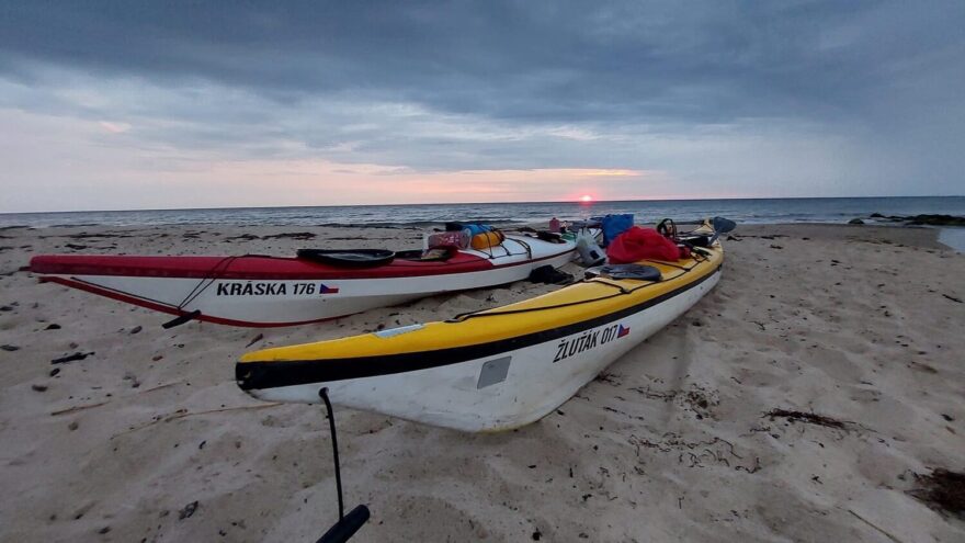 První noc na ostrově. Tady budeme čekat další dva dny na lepší podmínky.