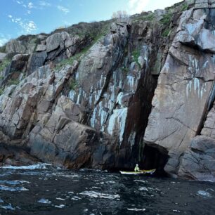 Divoké pobřeží směrem na sever od Ronne a kousek od hradu Hammershus.