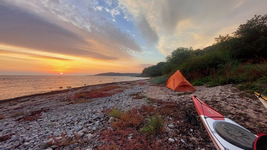 Romantická pláž s flekem na písku a s potůčkem za zády.