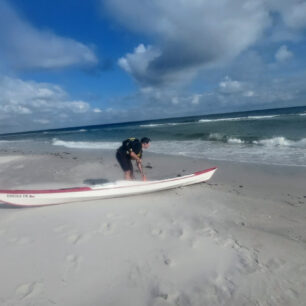 Na pláži po ztroskotání.