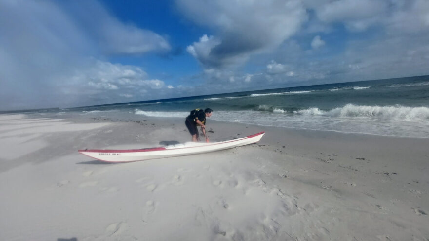 Na pláži po ztroskotání.