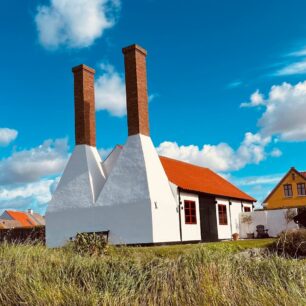 Typické komíny udíren ryb.