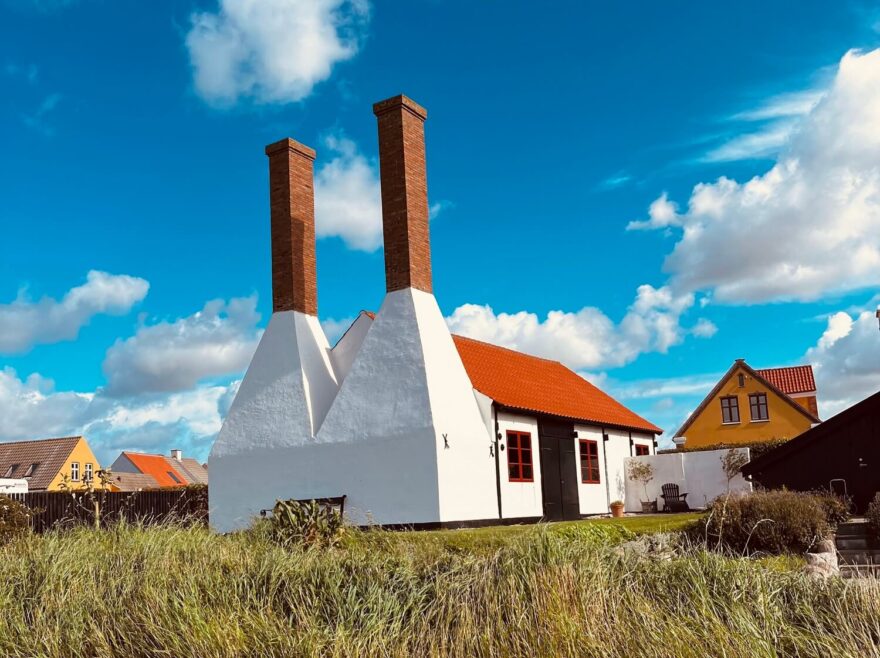 Typické komíny udíren ryb.