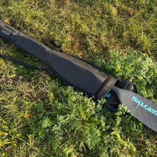 Pádlo je dodáváno v transportním obalu s uzavíráním na suchý zip a popruhem pro nošení.