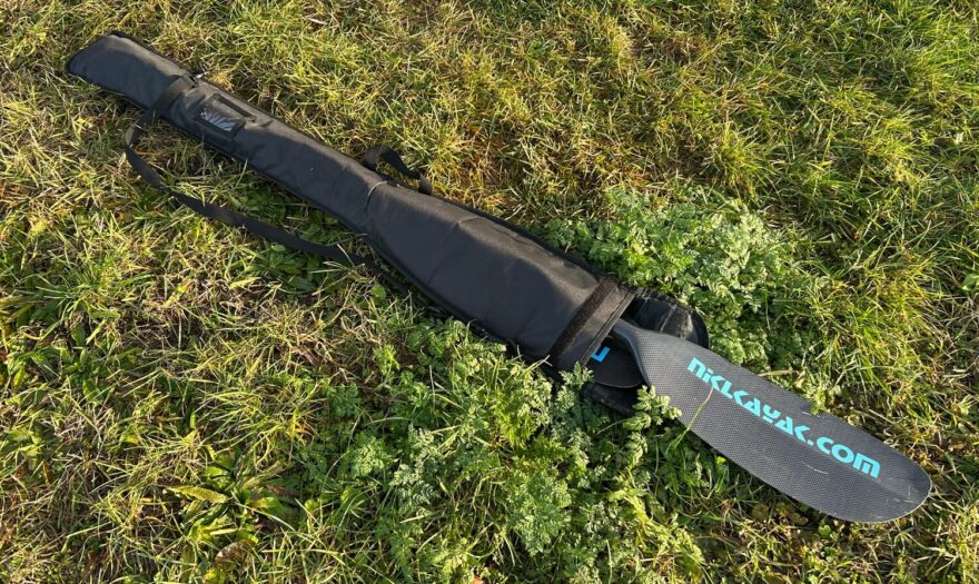 Pádlo je dodáváno v transportním obalu s uzavíráním na suchý zip a popruhem pro nošení.