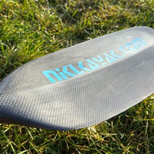 Na záběrové straně listu je žebro po celé délce listu, které mu dodává pevnost a vylepšuje sílu záběru. List je podélně prohnutý.