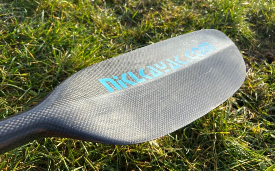 Na záběrové straně listu je žebro po celé délce listu, které mu dodává pevnost a vylepšuje sílu záběru. List je podélně prohnutý.