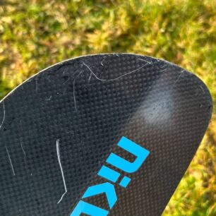 Detail hrany na záběrové straně listu na konci testování. Po osmi měsících provozu je pouze poškrábaná.