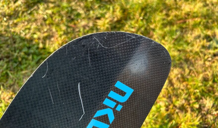 Detail hrany na záběrové straně listu na konci testování. Po osmi měsících provozu je pouze poškrábaná.