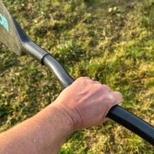 Klika umožňuje volbu úchopu v šířce cca 15 cm.