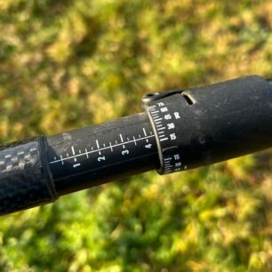 Spojení dílů žerdě zajišťuje spojka YP vyrobená z tuhého plastu.