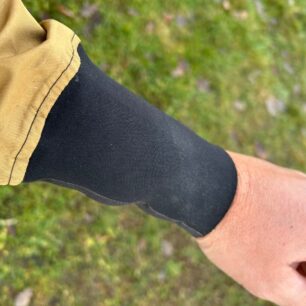 Na rukávech jsou jednoduché kónické neoprenové manžety.