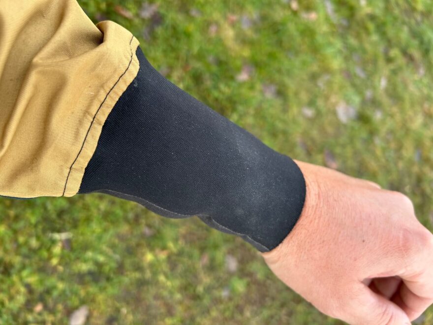 Na rukávech jsou jednoduché kónické neoprenové manžety.